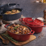 حلة بيضاوي حديد زهر Invicta |مقاس (33 سم) | أحمر ياقوتي